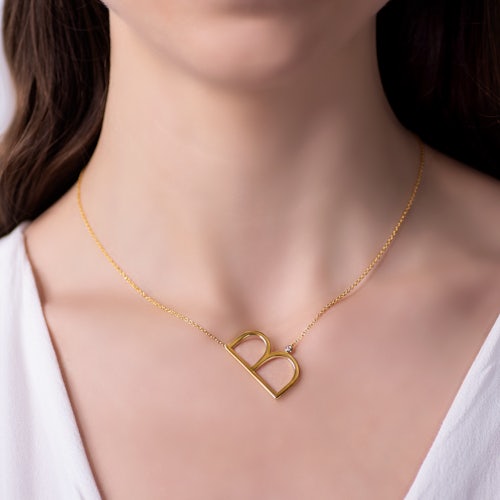 Naszyjnik celebrytka litera B Savicki: srebrny pozłacany, biały szafir